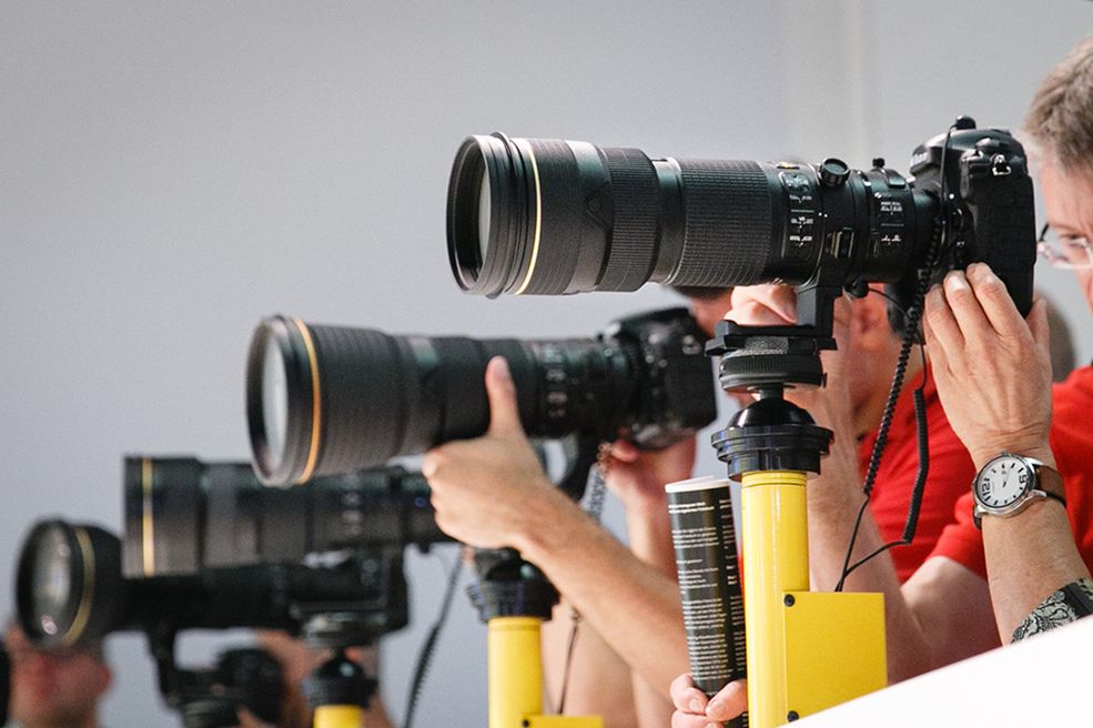 Wśród wielu teleobiektywów wyróżniał się też Nikkor AF-S 200-400mm f/4G IF-ED VR, który został zaprezentowany w 2004 r. Jego konstrukcja optyczna składa się z 24 elementów w 17 grupach. Obiektyw waży 3275 g, ma średnicę filtra 52 mm i ostrzy od 1.95 m.