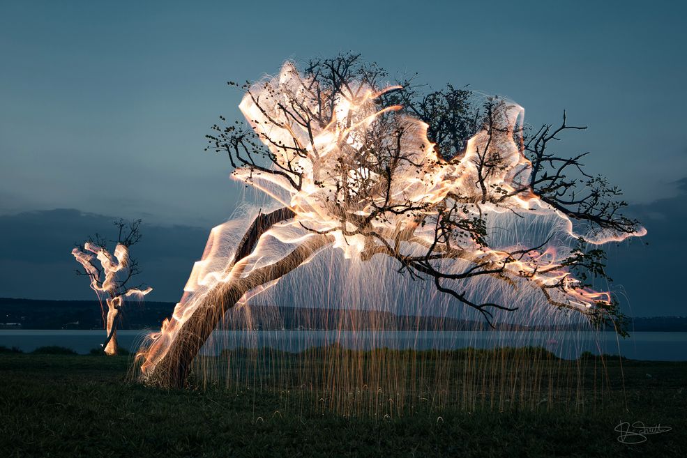 Brazylijki fotograf Vitor Schietti wykorzystał sztuczne ognie i długie ekspozycje do stworzenia swojego cyklu „Impermanent Sculptures” czyli „Nietrwałe rzeźby”. Efekty świetlne zostały osiągnięte za pomocą machania sztucznymi ogniami i trochę w post produkcji, w której Vitor łączył ze sobą nawet 12 zdjęć.
