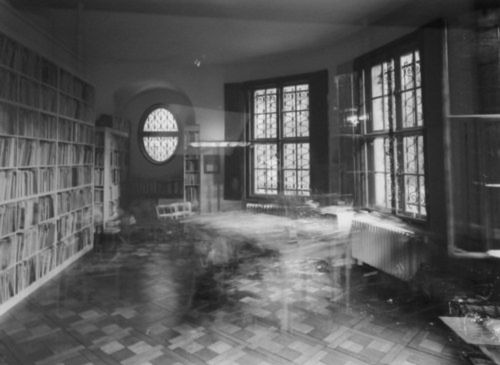 9 Tajemnicze biuro na fotografii naświetlanej od 29 lipca 1996 r. do 29 lipca 1997 r. Na koniec polecam też polskie fotografie otworkowe naświetlane przez długie miesiące. Spora grupa zdjęć w tej galerii to właśnie klatki tego typu. Fot. Michael Wesely.