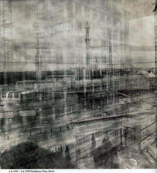 5 Okazuje się, że zdjęciami o najdłuższym znanym czasie naświetlania są fotografie niemieckiego artysty Michaela Wesely. Niektóre prace fotografa były naświetlane przez nawet 34 miesiące. Ta fotografia ukazująca Potsdamer Platz w Berlinie była naświetlana przez ponad 2 lata. Fot. Michael Wesely