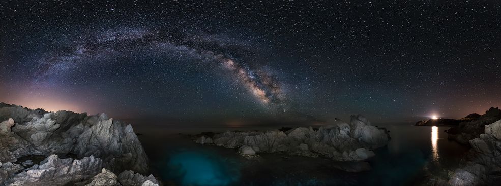 Do uwieczniania niesamowitych krajobrazów zwieńczonych Drogą Mleczną, Ivan używa Sony A7, A7 II oraz A7R II z obiektywami: 16-35 mm ZA, 28-70 mm, Sony 55 mm f/1.8 ZA, Sony FE 70-200 f/4 G OSS oraz Samyang 14 mm f/2.8.