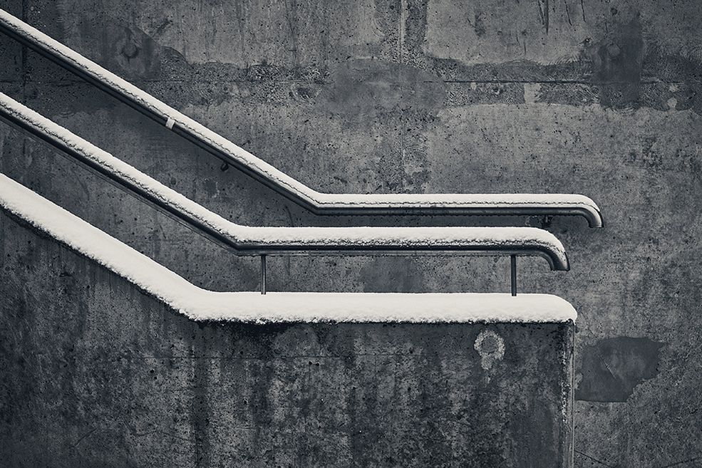 Co Cię kręci w fotografii?
Tym, co przyciąga zawsze moją uwagę jest geometria. Porządkuje mój sposób widzenia świata w sensie formalnym. Uspokaja.
Świat, w którym przyszło mi żyć to nadmiar wszystkiego. Wizualny chaos. Z powodu tego przesytu staram się wyeliminować wszystko co zbędne i nieistotne w swoim widzeniu przez obiektyw.
Utrwalam kontur, formę, myśl. Poszukuję esencji człowieczeństwa w poza-cielesnym wymiarze. Często moja fotografia to próba odpowiedzi na pytanie - jak bardzo tworzymy świat na swoje podobieństwo.