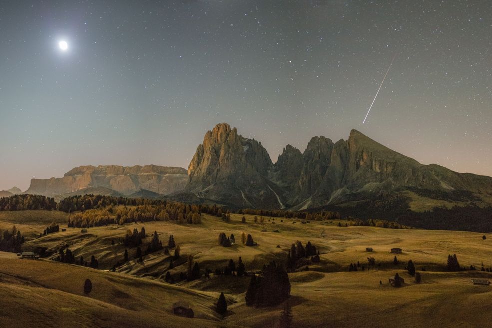 Konkurs rozpoczął się w 2009 roku, podczas Międzynarodowego Roku Astronomii. Główną nagroda jest 10 tysięcy funtów. Uczestnicy mogą przesłać do 10 zdjęć i rywalizować w dziewięciu kategoriach: Aurora, Galaktyki, Nasz Księżyc, Nasze Słońce, Ludzie i kosmos, Planety, komety i asteroidy, Skyscapes, Gwiazdy i mgławice. Dodatkowo przyznawane są nagrody w kategoriach specjalnych: Sir Patrica Moore’a oraz "Robotic Scope" oraz wybierany jest Młody Astrofotograf Roku.