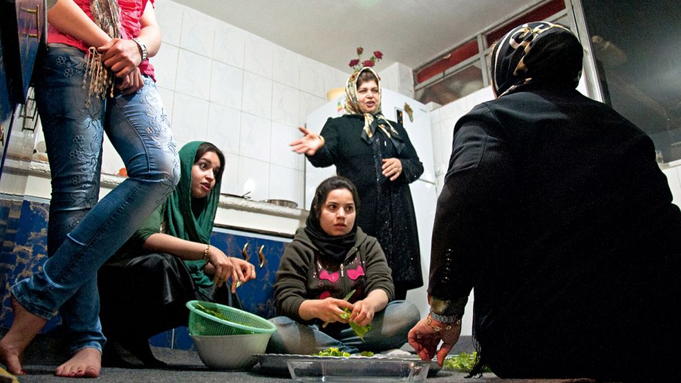 Kuzynki Mohhammada, Neda i Maryam, jego ciotka Sakineh i mama Habibeh rozmawiając w kuchni jego babci.
Wydawca zwraca również uwagę na niecodzienny design samej książki. Album został zaprojektowany z wielką dbałością o szczegóły i wyjątkowym zwróceniem uwagi na tradycyjne i ludowe aspekty irańskiej społeczności. Okładka, która skutecznie przywodzi na myśl kulturę wschodu wprowadza odbiorce do świata irańskiej kultury.
