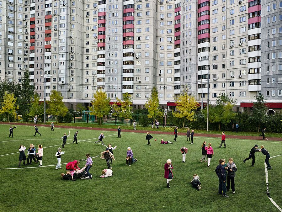 Szkoła 213, Moskwa
Podczas zdjęć Mollison nie narzucał dzieciom niczego, jednym z zabiegów jakie zastosował było nakładanie wielu klatek w celu zwiększenia dramatyzmu zdjęć. Dla niego ten rodzaj edycji nie jest manipulacją ale podkreśleniem tego co już tam było. Na jednym zdjęciu umieścił narrację i emocje z dłuższego okresu czasu.