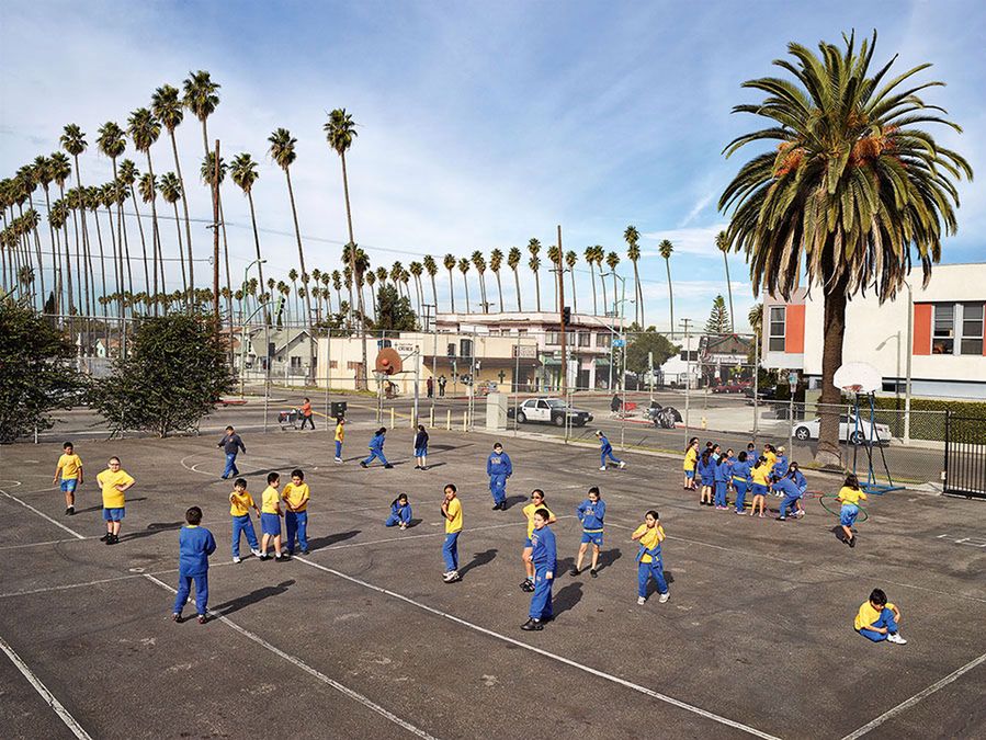Szkoła Marynarki, Los Angeles, USA
Zaczynając cykl „Playground" fotograf napotkał dużo podejrzeń ze strony władz szkolnych więc starał się kierować do wielu szkół. Gdy już udało mu się uzyskać zgodę na zdjęcia na placu zabaw początkowo dzieci interesowały się tym co robi. Jednak po chwili wracały do swoich zajęć, a fotograf mógł wtopić się w otoczenie.