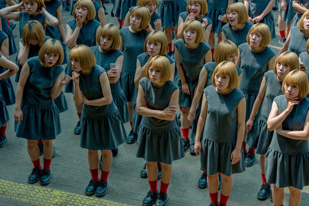 Zainspirowany gatunkiem teatralnym - monodrama, w którym występuje jeden bohater wypowiadający monolog, fotograf postanowił zmultiplikować taką postać.