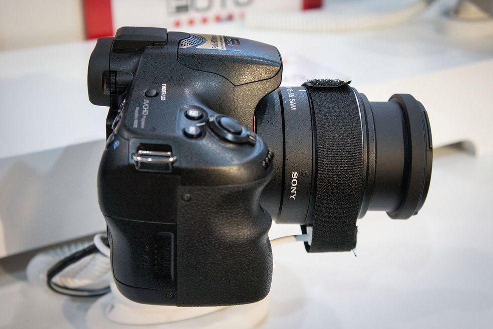 2 Korpus Sony A57 jest nieco większy niż u poprzednika. W czasie targów mogłem osobiście się przekonać, że obudowa jest taka sama jak w modelu A65.
© KB