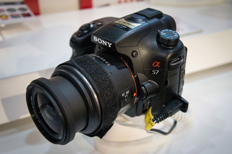 3 Grip jest głęboki, dobrze wyprofilowany. W porównaniu z Sony A55 dodano wiele przycisków. Na górnej ściance niestety nie ma dodatkowego wyświetlacza, który jest stosowany dopiero w modelu A77. Sam korpus waży ok. 539 g, a 618 g z akumulatorem i kartą Memory Stick PRO Duo. © KB