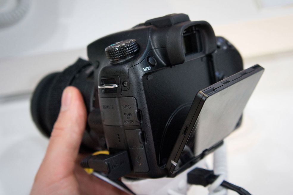 4 Z tyłu znajduje się 3-calowy panoramiczny ekran Xtra Fine LCD o rozdzielczości 921 tys. punktów. Wyświetlacz ma regulację kąta nachylenia do 180° w dół oraz kąta obrotu do 270° w lewo od położenia, w którym ekran LCD jest zwrócony do przodu. © KB