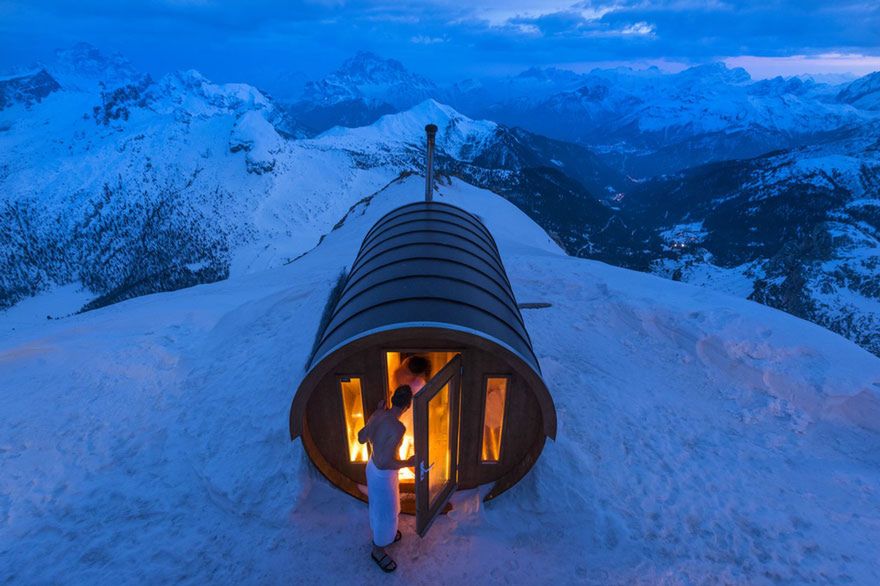 Wyróżnienie. Na zdjęciu: sauna umiejscowiona na wysokości 2800 m w Dolomitach, Monte Lagazuoi, Włochy.