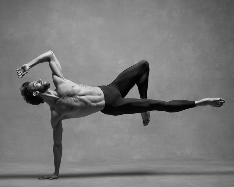 NYC Dance Project, autorstwa Kena Browara oraz Deborah Ory, to elegancka podróż przez ruch, która prezentuje piękno i grację tancerzy. Seria ma swoje początki w roku 2014, kiedy to Ken, znany fotograf mody, oraz Deborah, tancerka z doświadczeniem w fotografii edytorialowej, zaczęli robić zdjęcia współczesnym tancerzom do osobistego projektu. Ten cykl bardzo szybko zyskał popularność w mediach społecznościowych oraz został doceniony przez licznych znawców sztuki.