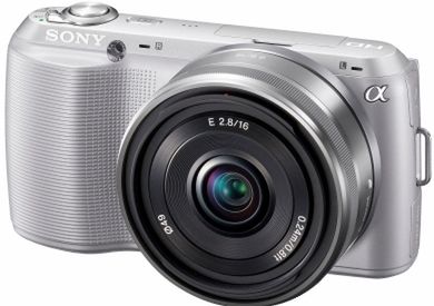 Sony NEX C3 w kolorze srebrnym Premiera Sony NEX C3 miała odbyć się już 4 kwietnia, ale została przesunięta z względu na trzęsienie ziemi w Japonii.