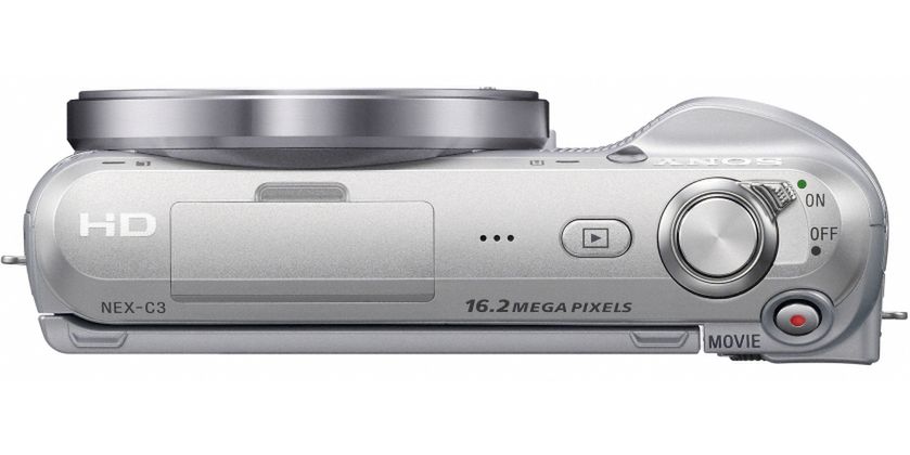 Sony NEX C3 z góry Sony NEX C3 powinien zostać oficjalnie zaprezentowany lada dzień, pewnie tuż po świętach. Nie wiadomo jeszcze, kiedy trafi na półki sklepowe, ale w jakiej cenie.