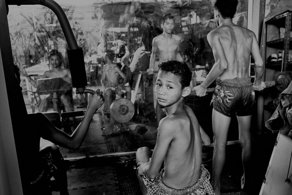Muay thai jest narodowym sportem Tajlandii. Widowiskowe walki z użyciem pięści, łokci, kolan i stóp przyciągają wielu kibiców, zarówno mieszkańców Tajlandii, jak i turystów. Organizuje się liczne zawody, i obozy treningowe.
Tajlandia boryka się z ogromną biedą. Zawodnicy zwykle utrzymują swoje rodziny. Najgorsze jest to, że często nie mają oni nawet 10 lat. Boks jest jedyną okazją na zdobycie pieniędzy więc rodzice posyłają swoje dzieci do szkół Muay thai i pozwalają, żeby chłopcy i dziewczynki walczyły w ringu między sobą.