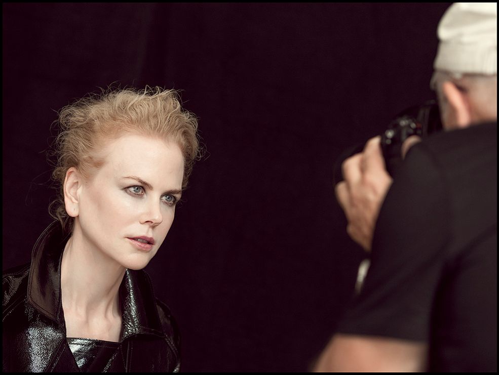 W zeszłym roku kalendarzem zajmowała się Annie Leibovitz. Sfotografowała on m.in. Yoko ono, Amy Schumer oraz Serenę Williams. Tegoroczna edycja trafiła pod obiektyw Petera Lindbergha – wybitnego fotografa mody oraz portrecisty z Niemiec. Zasłynął on przede wszystkim swoimi bliskimi, czarno-białymi portretami aktorek oraz modelek w licznych kampaniach. Według fotografa kalendarz Pirelli 2017 jest „przekazem zrywającym z fałszywym ideałem piękna”.