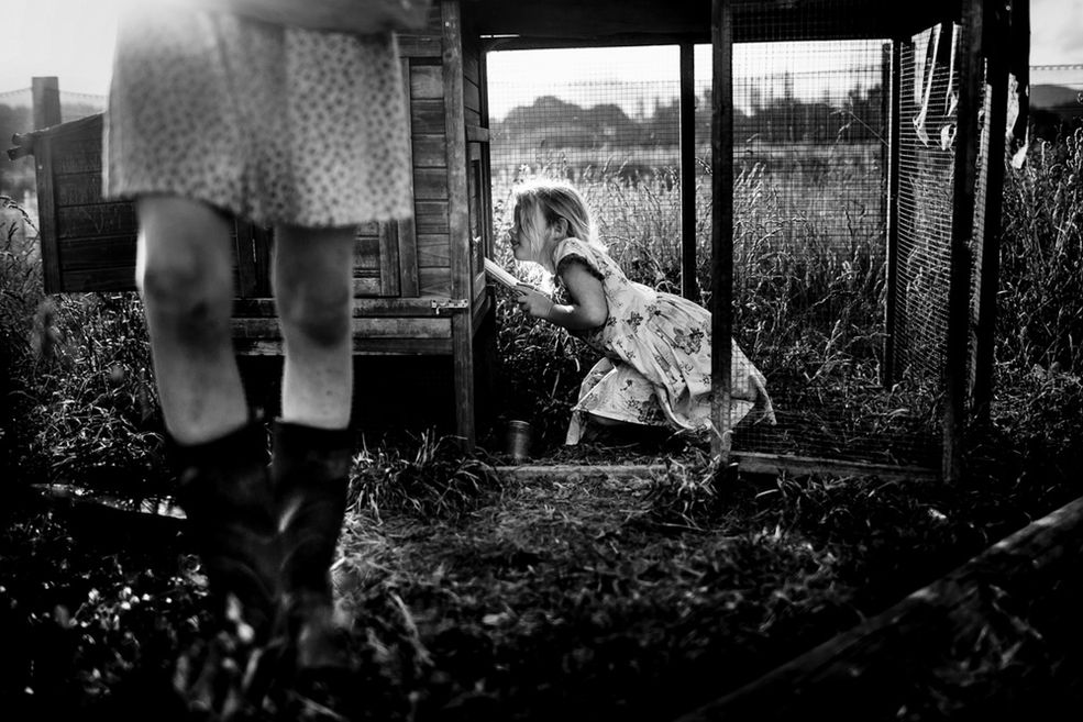 Życie na farmie jest związane z dużym nakładem pracy, a połączenie tego z rolą matki bywa trudne. Niki jednak jest w stanie połączyć jedno i drugie. Fotograficzna mama wpaja swoim dzieciom pracę, jako jedną z najwyższych wartości i uczy ich pokory poprzez wychowywanie bez współczesnych technologii.