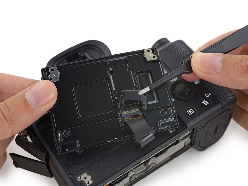 Ekipa iFixit postanowiła sprawdzić, jakie elementy znajdują się w środku nowego korpusu. W tym celu, zgodnie ze swoją tradycją, rozłożyli aparat na części - kawałek po kawałku.