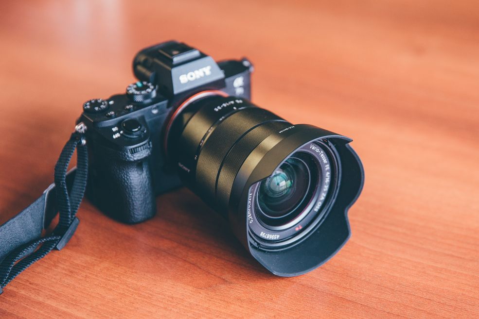 Obiektyw jak przystało na Zeiss'a jest bardzo dobrze wykonany. Wykonany w całości z metalu, świetnie spasowany z bardzo płynnie działającymi pierścieniami. Dodatkowo Sony FE 16-35 mm f/4 wyposażony jest w układ stabilizacji. Warto wspomnieć o jego wadze - 518 gramów. Zestaw z Sony A7 Mark II nie jest już tak kompaktowy, jak można spodziewać się po bezlusterkowcach, natomiast nadal pozostaje delikatnie lżejszy od konkurencyjnego zestawu z Canonem EOS 6D z obiektywem 16-35 mm f/4 IS USM (1370 vs. 1117 gramów).
Obiektyw zrobił na mnie bardzo dobre wrażenie. Ładnie rysuje, jest ostry w całym zakresie przysłon, nawet na rogach kadru od przysłony f/4. Na uwagę zasługuje również bardzo dobra praca pod ostre światło, a także znikoma aberracja chromatyczna.
Cena wynosi 5599 zł, co ciężko nazwać dobrą okazją, natomiast równie ciężko znaleźć w obiektywie poważne wady.