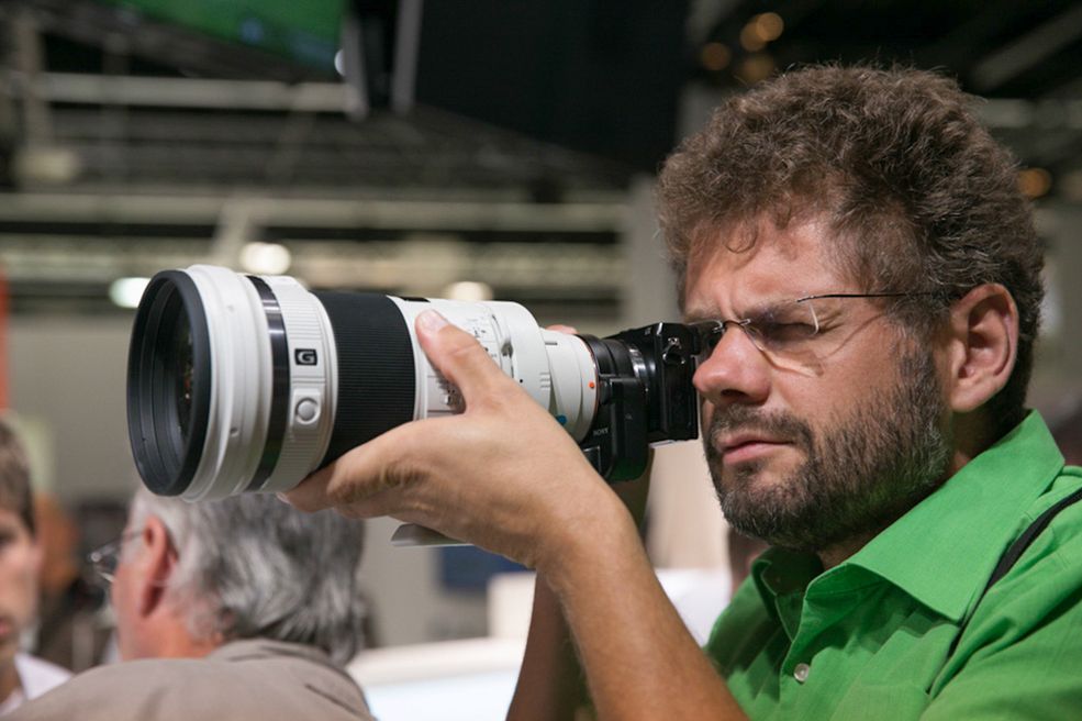 Ciekawym teleobiektywem dostępnym dla zwiedzających był też Sony 300 mm F2,8 G SSM II, który jest zbudowany z 13 elementów ułożonych w 12 grupach, ma 9 listków przysłony i waży 2340 g. Średnica filtra wynosi 42 mm, a minimalna odległość ogniskowania to 2m. Obudowa teleobiektywu jest uszczelniana przed kurzem i wilgocią, a silnik SSM (Super Sonic wave Motor) gwarantuje szybkie i sprawne działanie systemu AF.