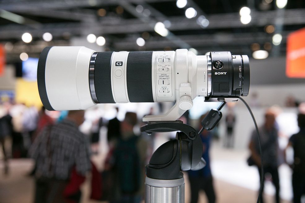 Sony 70 – 200 mm F2,8 G SSM II może nie jest aż tak potężny, jak inne modele w tym zestawieniu, ale jego cena i walory optyczne kwalifikują go do materiału. Konstrukcja obiektywu składa się z 19 elementów w 16 grupach, a obudowa jest uszczelniania przed kurzem i wilgocią. Ciekawym rozwiązaniem jest przycisk pamięci ostrości, który umożliwia blokowanie ostrosci na bieżących ustawieniach.