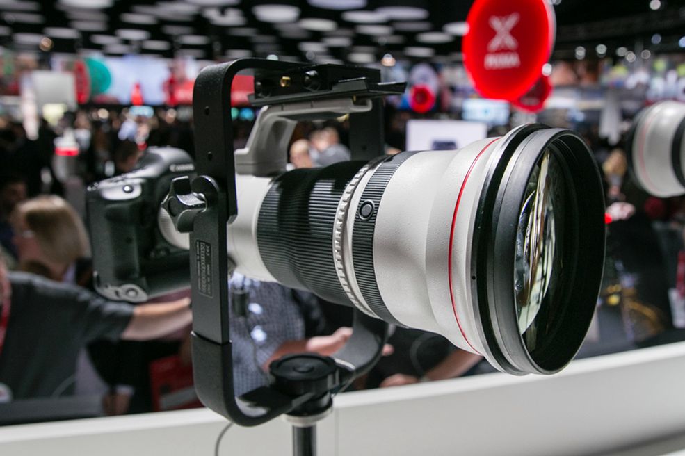 Równie popularny był Canon EF 600mm f/4 L IS II USM stałoogniskowy teleobiektyw składa się 16 elementów w 12 grupach, waży 3920 g i ostrzy od 4,5 m. Konstrukcja jest wypoażona w system stabilizacji obrazu, który według zapewnień producenta powinien pozwolić na wydłużenie czasu ekspozycji o 4 EV.