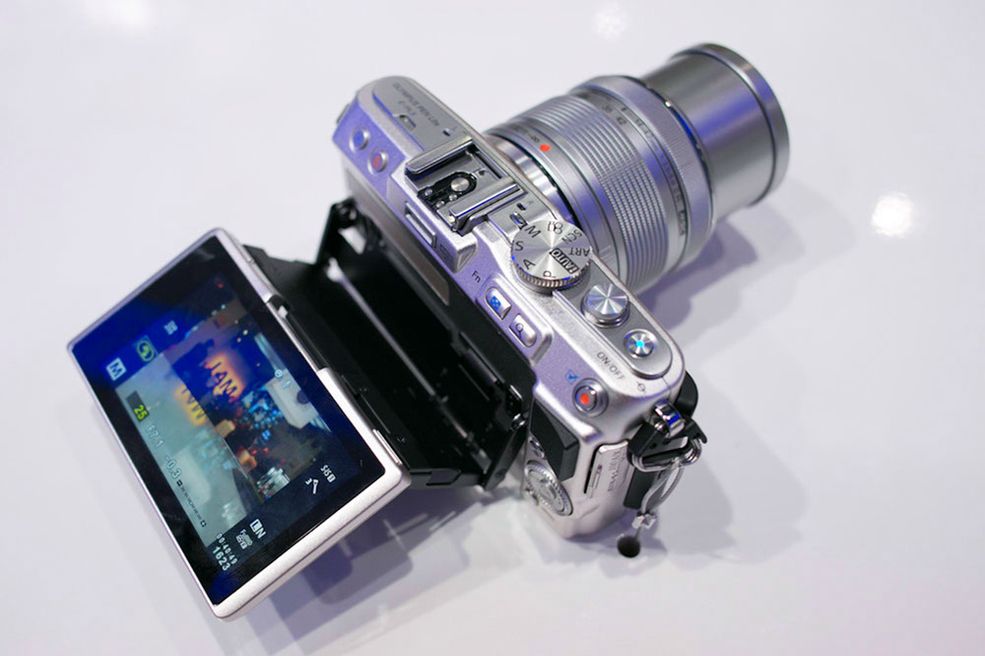 5 Olympus PEN Lite E-PL5 umożliwia też fotografowanie z różnych pozycji © KB