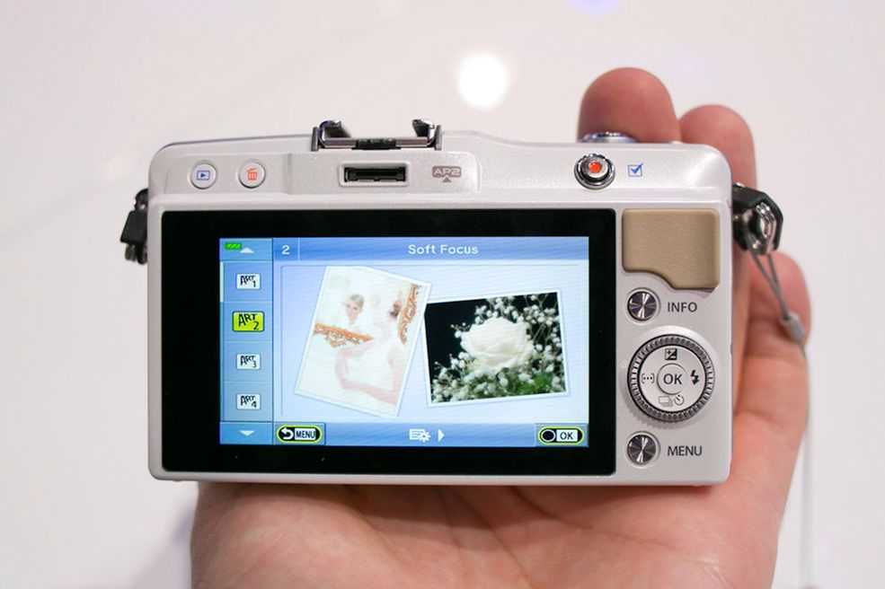 11 Olympus PEN Mini E-PM2 ma niestety bardzo przeciętny, nieruchomy ekran LCD o przekątnej 3 cali oraz rozdzielczości 460 tys. punktów © KB