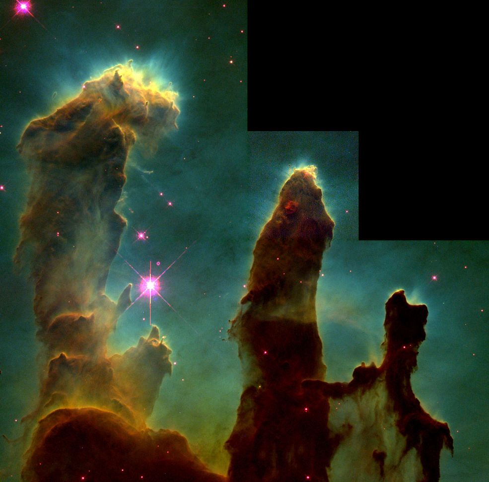 6 To chyba najbardziej znane zdjęcie z Teleskopu Hubble'a, powielane na koszulkach i okładkach płyt. Przedstawia Mgławicę Orzeł w gwiazdozbiorze Węża. Jest ona odległa o 7 tys. lat świetlnych od Ziemi.