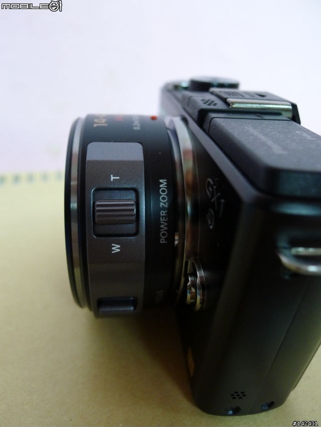 8 Pokazane tu zdjęcia są raczej prawdziwe. To już nie pierwszy raz tego typu przecieki trafiają do Sieci. Możemy zatem przypuszczać, że niebawem Lumix GX3 rzeczywiście zostanie oficjalnie zaprezentowany.