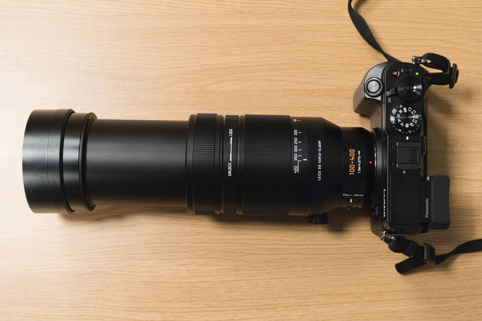 Konstrukcja optyczna obiektywu Leica DG Vario-Elmar 100-400 mm f/4.0-6.3 ASPH POWER O.I.S. składa się z 20 elementów w 13 grupach, w tym z dwóch szkieł ED (o niskiej dyspersji), jednego szkła UED (o ultraniskiej dyspersji) oraz jednego asferycznego ED. Obiektyw pozwala również na wykonywanie zdjęć makro dzięki powiększeniu 0.5x (odpowiednik dla aparatu
35 mm).