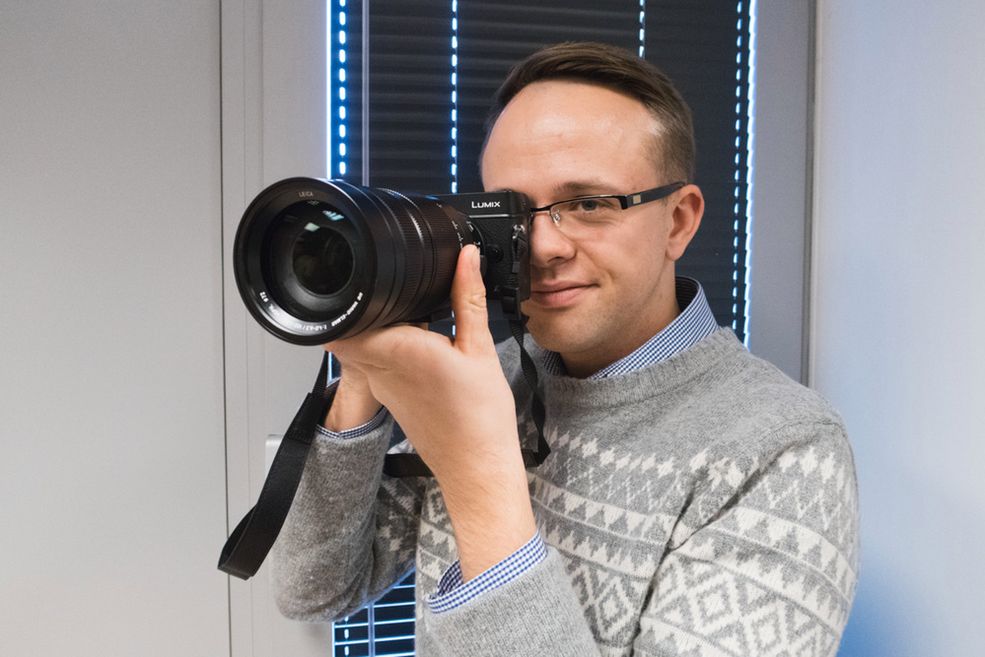 Nowy superteleobiektyw zmiennoogniskowy jest dedykowany do systemem Mikro Cztery Trzecie. Jego zakres ogniskowych wynosi 100-400 mm (zakres 200-800 mm w przypadku aparatu 35 mm) i ma stosunkowo kompaktowe rozmiar.