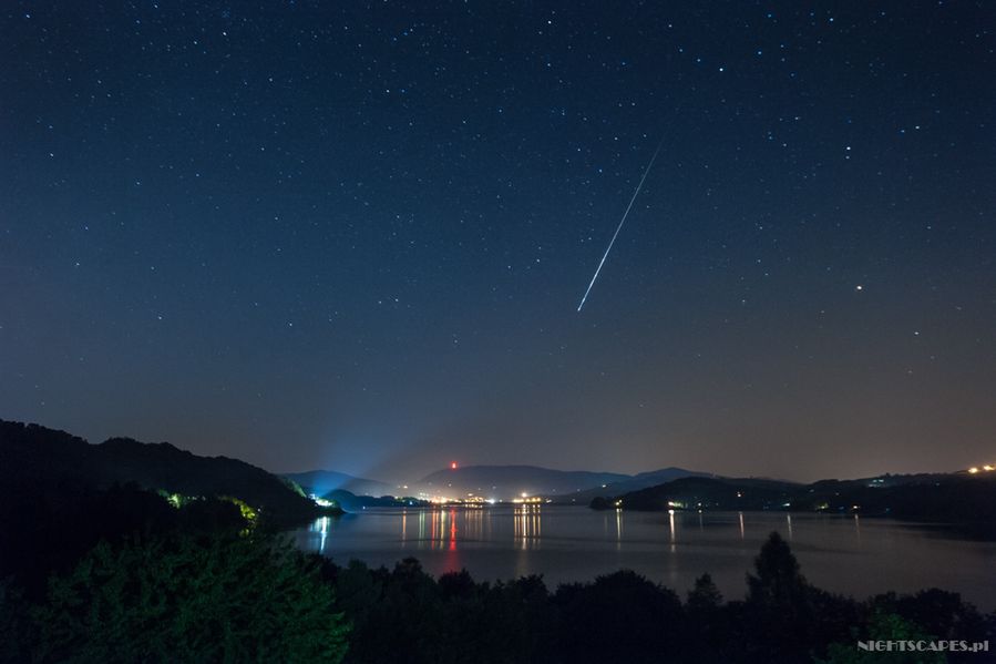 Bolid z roju Perseidów sfotografowany 03.08.2014 r. nad Jeziorem Rożnowskim.