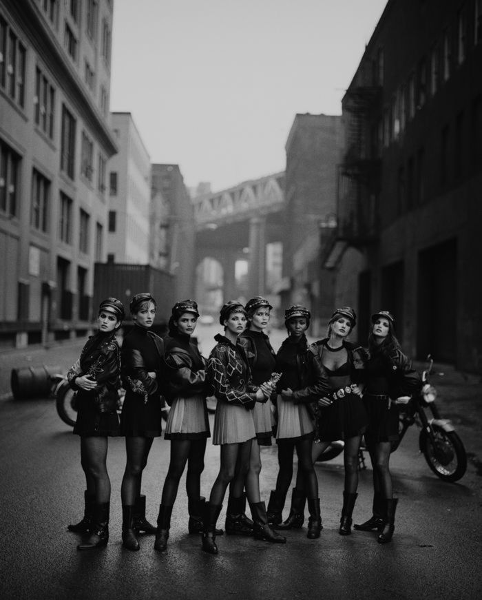 3 Peter Lindbergh, Cindy Crawford, Tatjana Patitz, Helena
Christensen, Linda Evangelista, Claudia Schiffer, Naomi Campbell, Karen Mudler, Stephanie Seymour, US Vogue, Brooklyn, Nowy Jork 1991 © Peter Lindbergh