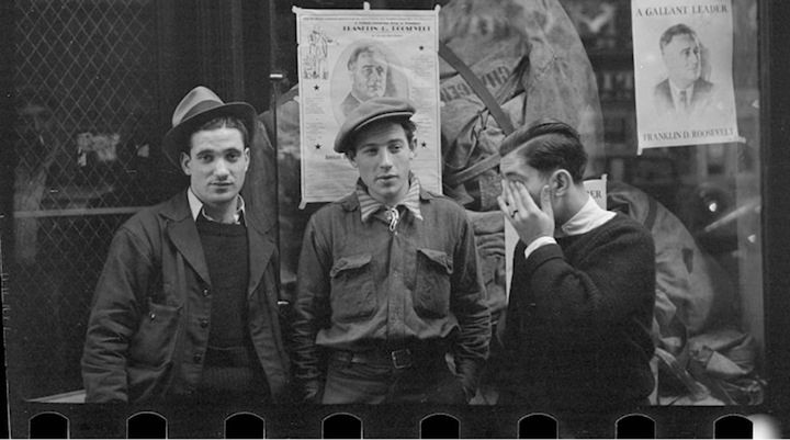 Dzięki bliskości fotografów jak Dorothea Lange, Walker Evans czy Arthur Rothstein możecie poczuć jakbyście tam byli. Uliczne kadry pokazujące portrety maklerów oraz strajkujących tłumów idealnie oddają nastrój panujący w tamtym czasie – każdy kojarzy charakterystyczne kapelusze czy tablice z hasłami noszone na ubraniach. Zobaczcie sami.