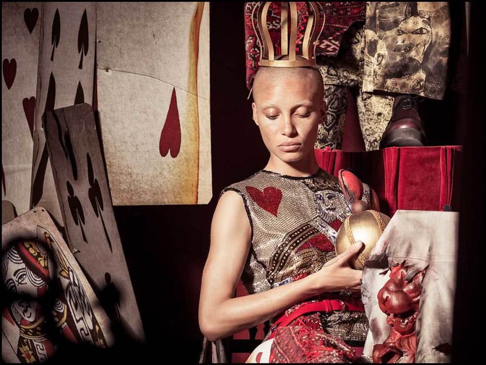 Za realizację odpowiada Tim Walker, czyli fotograf, który regularnie robi zdjęcia dla takich magazynów jak ”Vogue”, ”W” czy ”Love”. Walker jest w tym biznesie od ponad 23 lat. Zaczynał w Londynie, a z czasem zaczął pracę w studiu Richarda Avedona. Pierwszą sesję dla ”Vogue” wykonał, mając zaledwie 25 lat. Obecnie mieszka w Londynie, lecz pracuje na całym świecie.