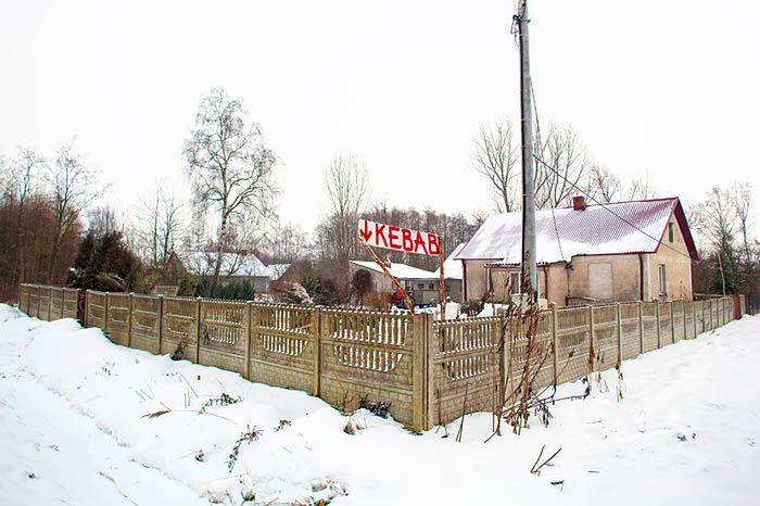 6 Tomasz Wiech fotografuje absurdy i kontrasty
kraju, w którym mieszka i żyje od lat. Projekt jest realizowany dzięki stypendium Ministra Kultury i Dziedzictwa Narodowego 2010 oraz stypendium Narodowego Centrum Kultury „Młoda Polska” 2011. Do tej pory, w formie wystawy, był prezentowany w ramach dziesiątej edycji Międzynarodowego Festiwalu Fotografi i w Łodzi. Projekt został nominowany do Leica Oskard Barnack Award 2011).
Fot. Tomasz Wiech.