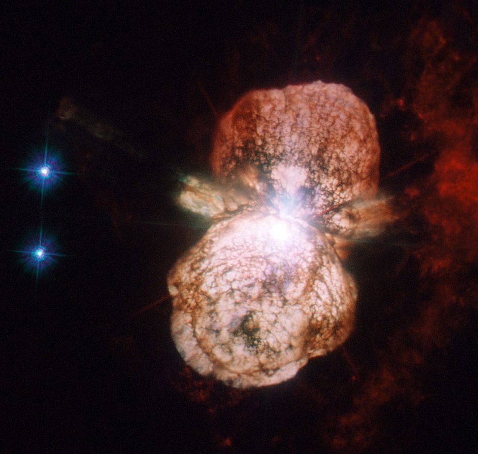 8 Tak powstaje supernowa. Eta Carinae, gwiazda w gwiazdozbiorze Kila, jest u kresu swojego istnienia i w każdej chwili może eksplodować jako supernowa. Oczywiście mówimy tu o "kosmicznej chwili", która może trwać tysiące lat. Na zdjęciu zarejestrowanym przez teleskop Hubble'a widzimy pozostałości po dawnych eksplozjach. Obłoki te nazywane są mgławicą Homunkulus.