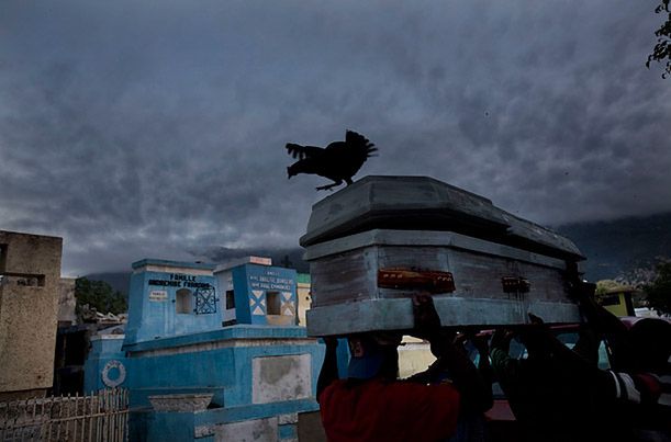 Fot. Shaul Schwarz, Furneal in Haiti Na cmentarzu w Port-au-Prince nie było już miejsca, ale ciała wciąż zwożono.
http://www.time.com/time/photogallery/0,29307,2036245_2217568,00.html