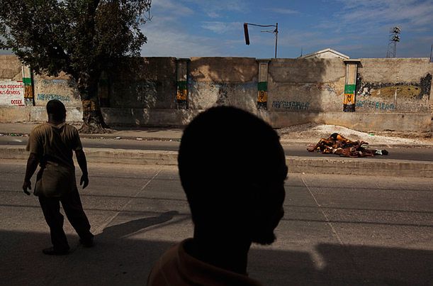 Fot. James Nachtwey, Unclaimed Dead Za murami cmentarza w Port-au-Prince.
http://www.time.com/time/photogallery/0,29307,2036245_2217569,00.html
