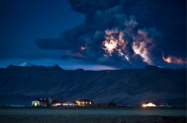 Fot. Ragnar Th Sigurdsson, Volcanic Eruption in Iceland Erupcja Eyjafjallajokull rozświetlała niebo nad Islandią. To było niesamowite widowisko.
http://www.time.com/time/photogallery/0,29307,2036245_2217587,00.html
