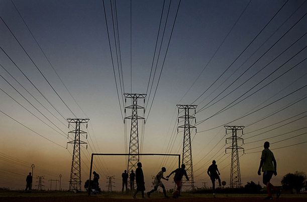 Fot. Dominic Nahr, World Cup in South Africa Grupa chłopców grająca w piłkę pod liniami energetycznymi w pobliżu nowo wybudowanego Soccer City Stadium w Johannesburgu.
http://www.time.com/time/photogallery/0,29307,2036245_2217589,00.html