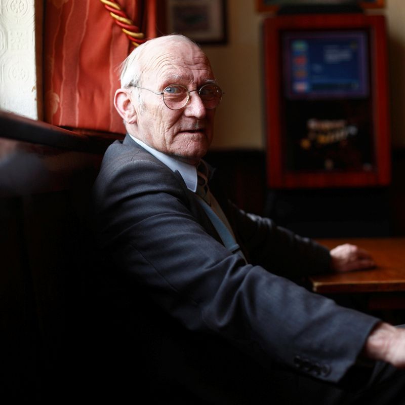 Pub Demise, fot. Piotr Małecki Paulsgrove koło Portsmouth, Wielka Brytania, kwiecień 2010
William Clark, 71 lat, gość pubu "The Cross Keys", przychodzi tu od dziesięcioleci. Prawie wszyscy klienci to stali bywalcy i mieszkańcy okolicznych domów, znają się dobrze i spotykają tu codziennie. Ten pub jest ostatnim z sześciu działających kiedyś w Paulsgrove. Wszystkie inne zostały zamknięte i przerobione na mieszkania.
Fot: Piotr Małecki