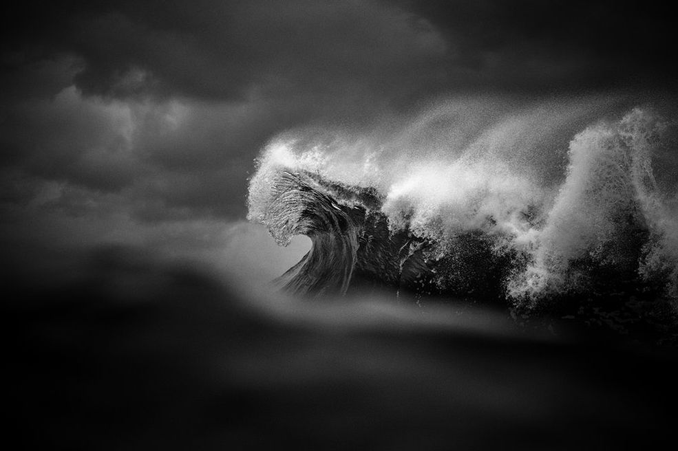 Fotograf jest wspierany przez firmy Nikon Australia, Aquatech, RVCA, DaFin, Zion Wetsuits i Sun Zapper.