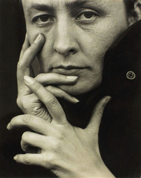 10 Portret Georgii O'Keeffe autorstwa Alfreda Stieglitza z roku 1919 został sprzedany w nowojorskim Sotheby's za 1,470,000 dolarów. Na tej samej aukcji (rok 2006) niewiele niższą cenę osiągnęła inna fotografia Stieglitza, również przedstawiająca malarkę.
