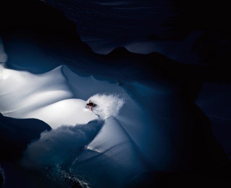 4 Scott Serfas - zwycięzca w kategorii Illumination. Zdjęcie zrobione na planie filmu o snowboardzie - "Art of Flight". Do kręcenia filmu używano śmigłowców; z pokładu jednego z nich fotograf wykonał zwycięski kadr. © Scott Serfas / Red Bull Illume