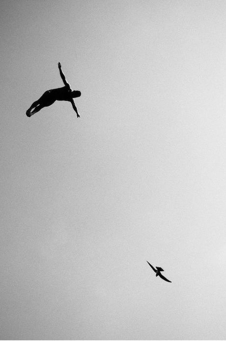 7 Samo Vidic - zwycięzca w kategorii Wings.
To zdjęcie powstało na zawodach cliff divingu w Grecji. Vidic fotografował z wody aparatem w wodoszczelnej obudowie. Fotografia została wyróżniona także w konkursie Slovenian Press Photo Award. © Samo Vidic / Red Bull Illume