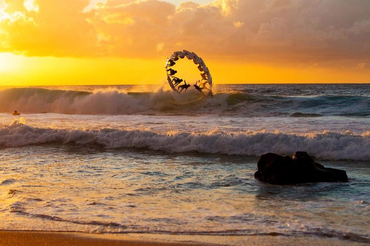9 Zakary Noyle - zwycięzca w kategorii Sequence
Zdjęcie zrobione z ręki. Na sekwencji uwieczniony backflip na małej fali przy zachodzie słońca. © Zakary Noyle / Red Bull Illume