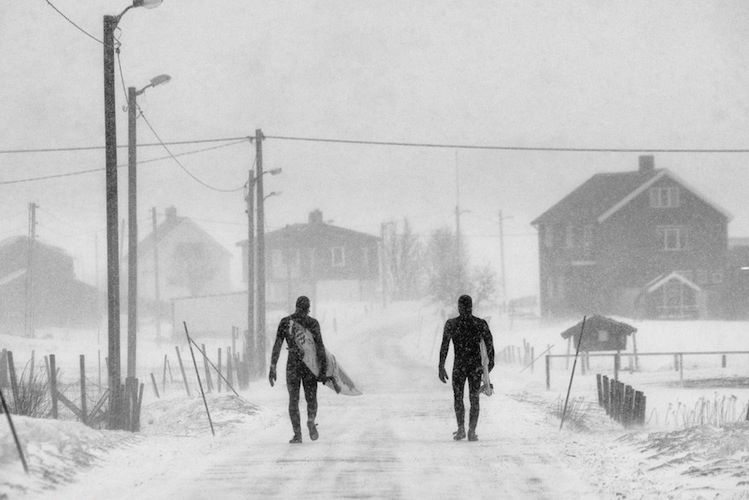 11 Chris Burkard - zwycięzca w kategorii Spirit.
Norweskie wyspy Lofoten to już Arktyka. Okazuje się, że to raj dla surferów, ponieważ te okolice słyną z wysokich fal. Niestety, nie zawsze da się pływać z powodu sztormów. Zdjęcie przedstawia surferów wracających do domu podczas śnieżnej zawiei. © Chris Burkard / Red Bull Illume