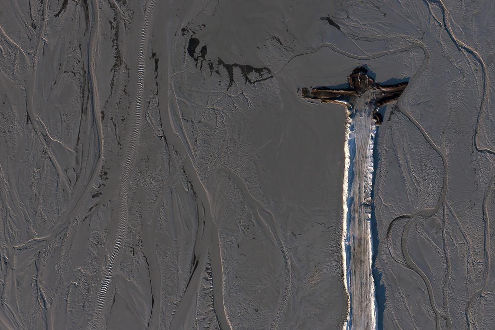Fotoreportaż - I miejsce w kategorii ŚRODOWISKO
„Toxic Beauty” to projekt opowiadający o kosztach produkcji przemysłowej w Polsce, a także o cechach przemysłu ciężkiego. Autor fotografuje z paralotni to, co zakłady kryją na niedostępnych z ziemi przestrzeniach. To zakłady chemiczne, sodowe, węglowe, koncerny energetyczne, kopalnie i zakłady przetwórcze. Zdjęcia prezentują kolejno: jezioro Żelazny Most (Polkowice), składowisko popiołów po produkcji energii elektrycznej w elektrowni w Turku, składowisko popiołów po produkcji energii elektrycznej w Bełchatowie, składowisko w Turku, składowisko w Bełchatowie, Police pod Szczecinem – składowisko odpadów po produkcji w Zakładach Chemicznych, składowisko w Bełchatowie, Police – Zakłady Chemiczne. Czerwiec–wrzesień 2013